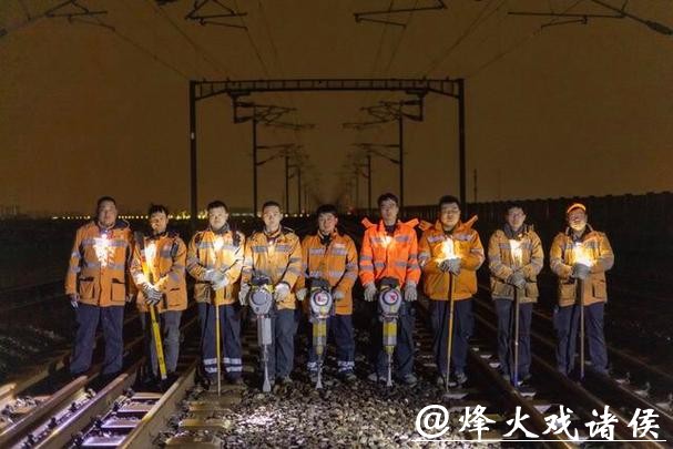 新春走基层|沪苏通铁路上的“钢轨医生”:以毫米精细检修,为回家路校准方向 新春走基层|沪苏通铁路上的“钢轨医生”:以毫米精细检修,为回家路校准方向