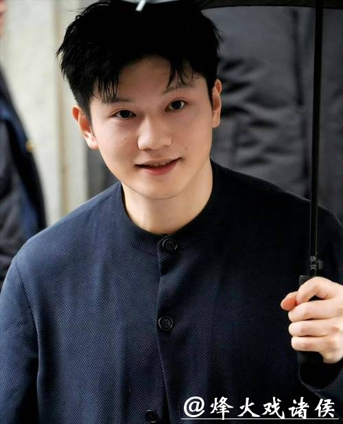 樊振东受安踏邀请亲临米兰观看冬奥开幕式，凌晨熬夜见证苏翊鸣夺铜的全过程，彰显他不仅热爱多项目体育，还是真正的体育迷