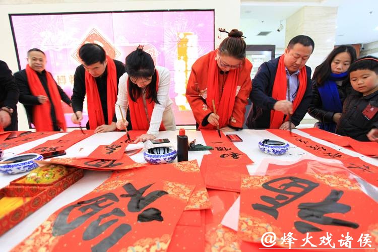 【场面】挥毫泼墨迎新春 沪上名家送福瑞